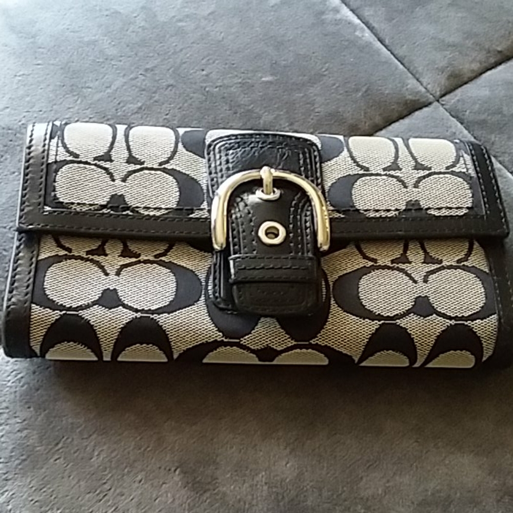 Coach "C" wallet Excellent condition